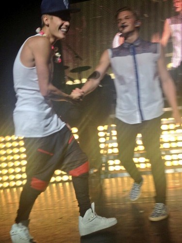  Justin on stage at Cody’s コンサート tonight (JunE 14)