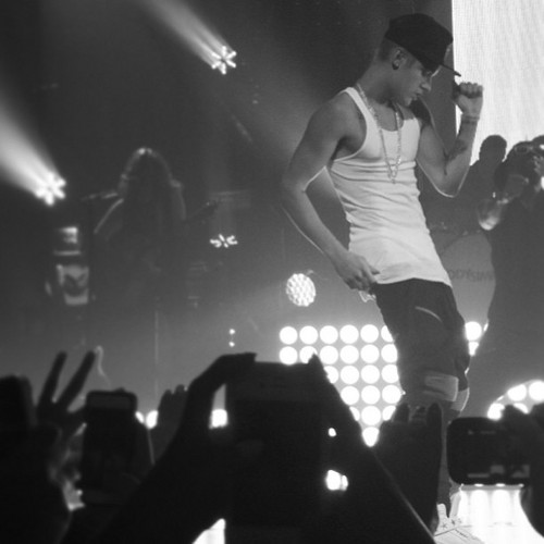  Justin on stage at Cody’s konser tonight (JunE 14)
