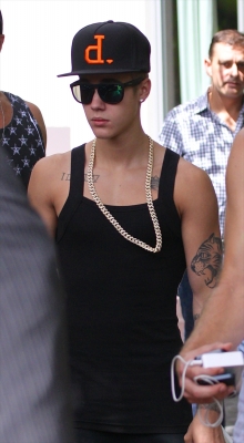 06.19.2013 Justin Gets Ready To Board A Private Jet In Burbank
