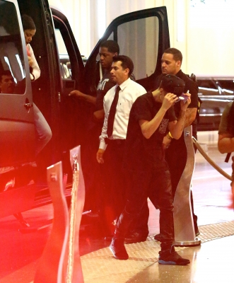 06.29.2013 Justin Arriving At His Hotel In Las Vegas
