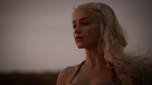  Daenerys Targaryen - 1x01 - Winter is Coming