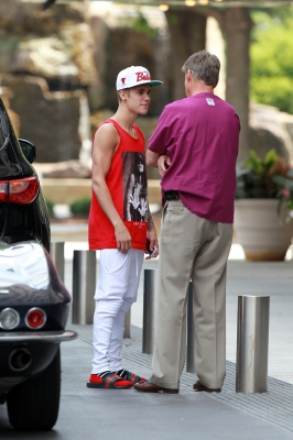  07.02.13 Justin Arrives At His Hotel In Oklahoma City+ walang tiyak na layunin