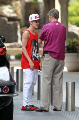  07.02.13 Justin Arrives At His Hotel In Oklahoma City+ misceláneo