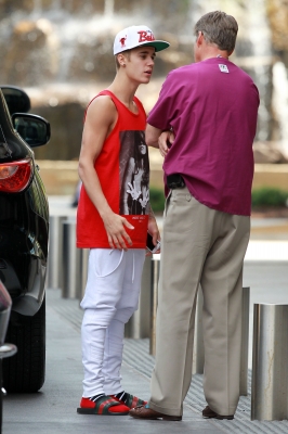  07.02.13 Justin Arrives At His Hotel In Oklahoma City
