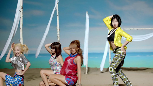  2NE1 - Falling in 사랑 M/V screencaps