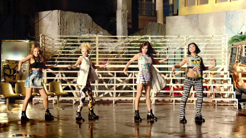 2NE1 - Falling in Love M/V screencaps