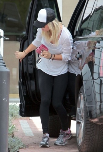 Kaley stops for a drink in Studio City