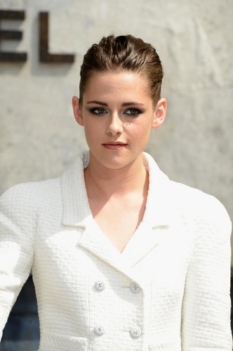  Kristen at the Chanel Couture 显示 2013 Paris Fashion Week