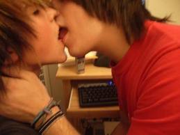  cute boys kissing <3