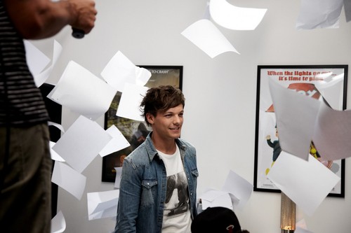  Louis in Best Song Ever