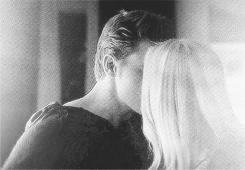  Rebekah + s’embrasser