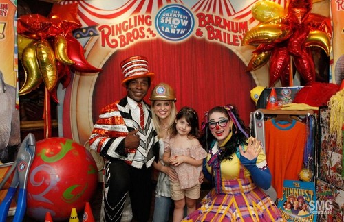  Sarah and 샬럿, 샬 롯 attend Ringling Bros. and Barnum & Bailey Circus