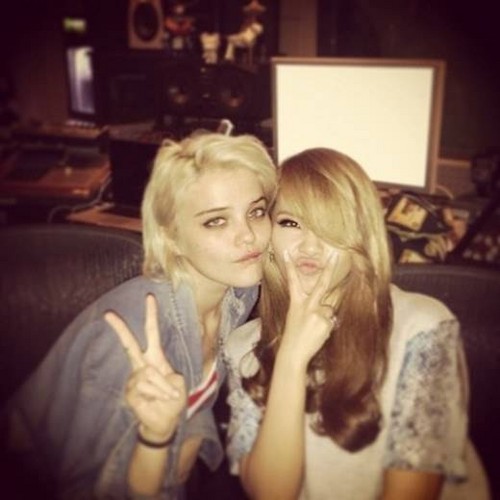 CL poses for a friendly picture with Sky Ferreira