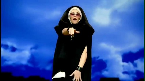  Gwen Stefani- Wind It Up {Music Video}