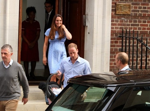  Kate Middleton and Prince William প্রদর্শনী Off Their Baby