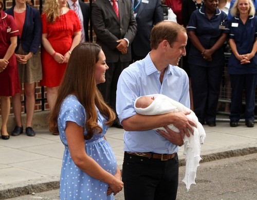  Kate Middleton and Prince William دکھائیں Off Their Baby