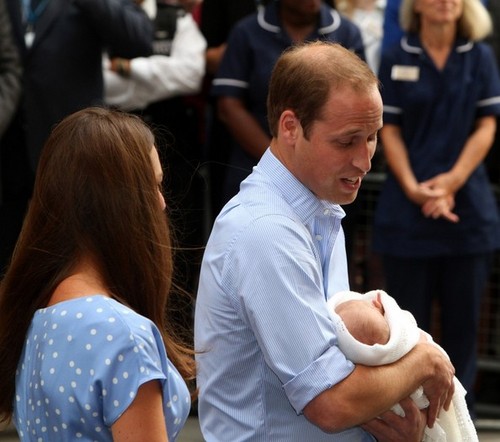  Kate Middleton and Prince William hiển thị Off Their Baby