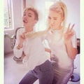 Miley with frndz - miley-cyrus photo