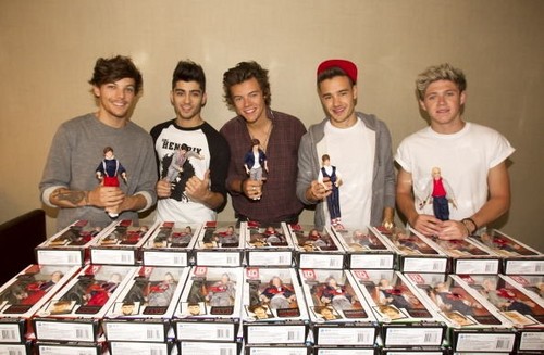 1d signing their dolls