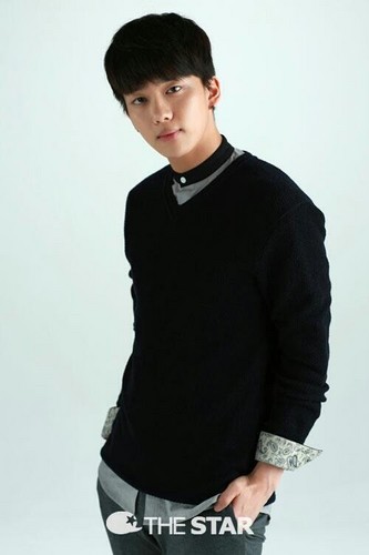  B.A.P's Youngjae Poses for The 星, つ星 Korea