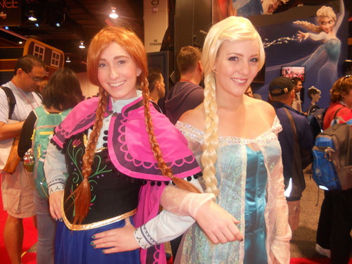  Elsa and Anna Cosplay