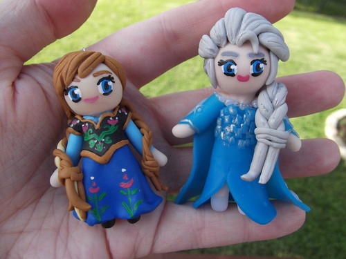  Elsa and Anna clay figures
