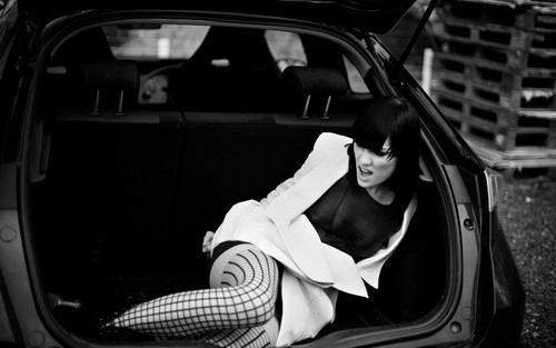  Jessie J in a romp, kofferbak