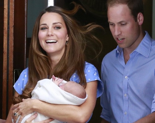  Kate Middleton and Prince William ipakita Off Their Baby