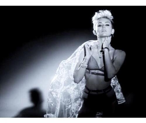 Miley Cyrus-Fire-Bigsean