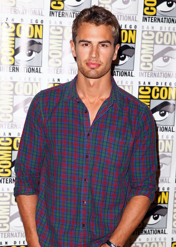 'Divergent' Panels Comic-Con 2013 [Day 1] (July 18, 2013)