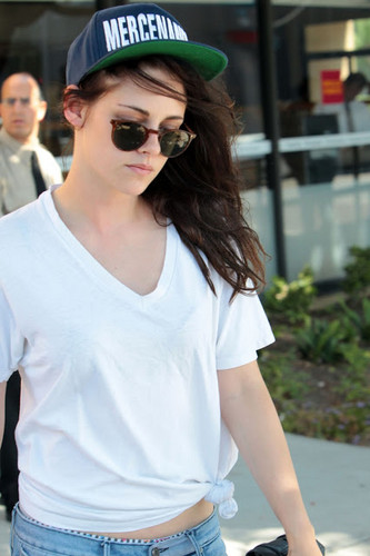  Kristen out in L.A. on August 15,2013