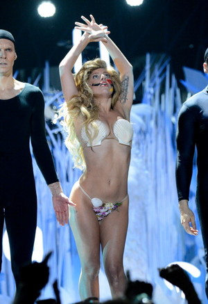  Lady GaGa performing at the 엠티비 VMAs 2013