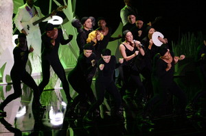  Lady GaGa performing at the এমটিভি VMAs 2013