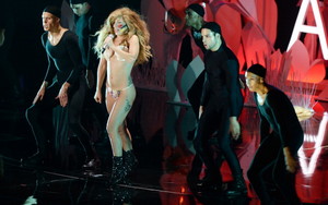  Lady GaGa performing at the এমটিভি VMAs 2013