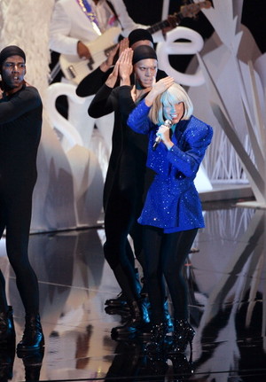  Lady GaGa performing at the एमटीवी VMAs 2013
