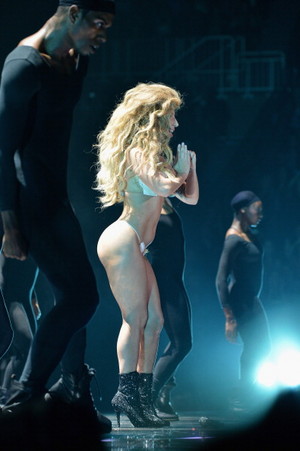  Lady Gaga performing 'Applause' at the 2013 एमटीवी VMAs
