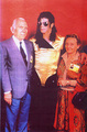 Michael With His Fans - michael-jackson photo