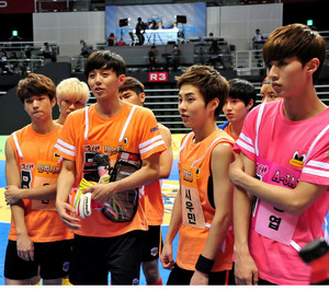 130903 Woohyun & Hoya – MBC Idol Star Athletics Archery Championship Official Photos