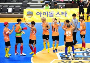  130903 Woohyun & Hoya – MBC Idol 별, 스타 Athletics Archery Championship Official 사진