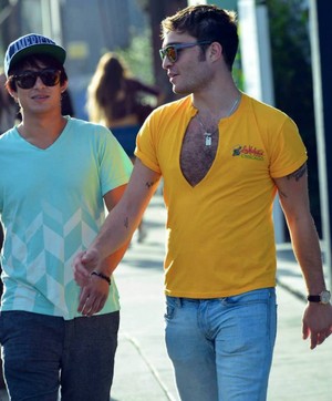  Ed Westwick out with friend in Venice Beach, LA (27.08.13)