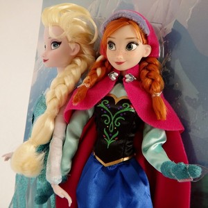 Elsa and Anna dolls close up