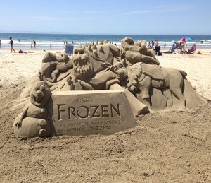  La Reine des Neiges sand sculpture