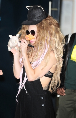  Gaga back to her hotel in লন্ডন (August 30)