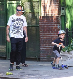  Jonny Lee Miller Spends the دن with His Family