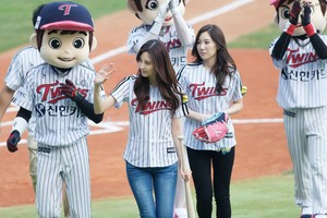 TaeYeon Throws Opening Pitch with SeoHyun Batting 
