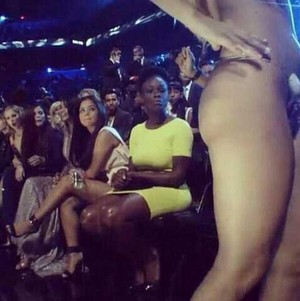  Taylor mwepesi, teleka and Selena Gomez looking at Gaga