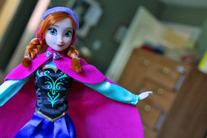 Anna Disney Store doll's details