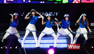 Crayon Pop performing at Lotte Family Festival 2013 130913