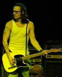  Johnny Depp playing/holding the đàn ghi ta, guitar