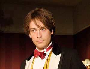 Tom Mison/ man of many faces
